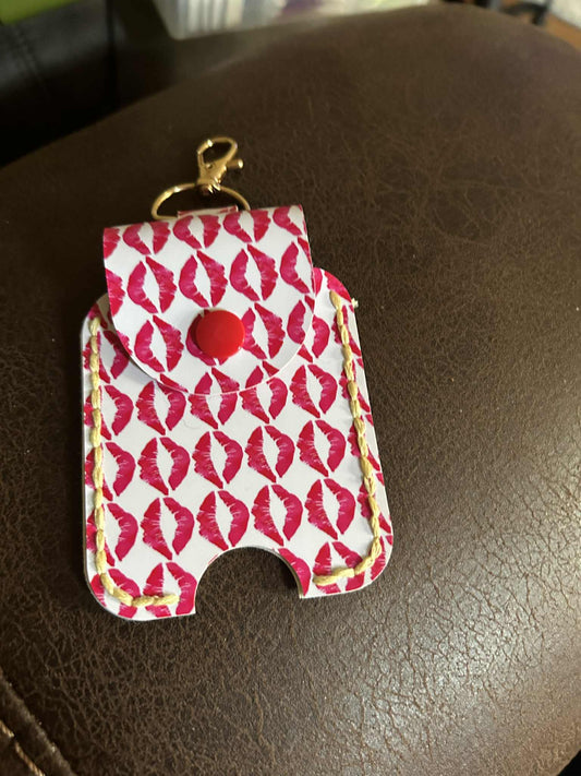 scalloped lips 2oz hand sanitizer holder